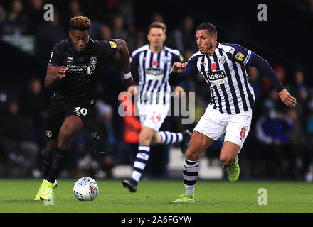 Von Charlton Athletic Chuks Aneke (links) und West Bromwich Albion Jake Livermore (rechts) Kampf um den Ball in den Himmel Wette Championship Match in West Bromwich, West Bromwich. Stockfoto