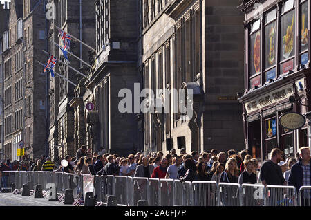 Die Leute auf der Royal Mile in Edinburgh Schottland Großbritannien Stockfoto