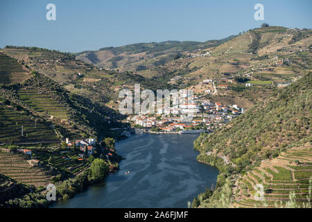 Dorf von Pinhao auf Biegung des Flusses unter den Hängen des Douro Tal in Portugal Stockfoto