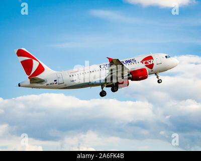 Prag, Tschechische Republik - 27. August 2012. Flugzeug über den Wolken Stockfoto