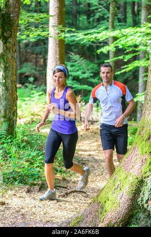 Junges Paar Joggen im Wald - anstrengenden Training im Sommer Stockfoto