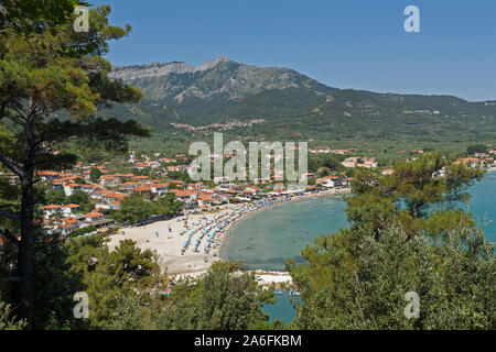 Panoramablick auf den Strand und die Bucht von Skala Potamias auf der Insel Thasos in Mazedonien, Griechenland. Stockfoto