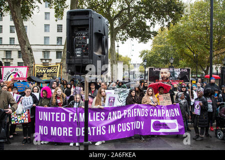 London UK 28 Okt 2019 Familien von denen, die den Tod eines geliebten Menschen in Haft erlitten haben, haben sich versammelt, ihre jährlichen Aufenthalt zu machen w Stockfoto