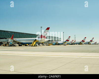 Wien, Österreich - 17. September 2012. Flughafen Schwechat in Wien mit parkenden Flugzeuge Stockfoto