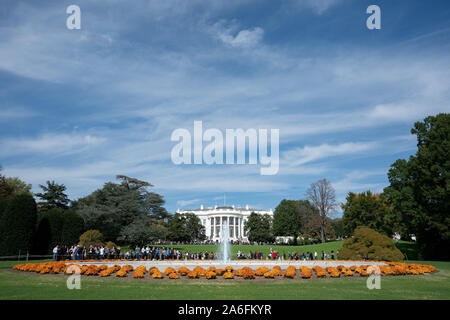 Washington, Vereinigte Staaten von Amerika. Okt, 2019 19. USA. Okt. 25, 2019. Gäste nehmen an der Herbst Garten Touren Samstag, Oktober 19, 2019, auf der South Lawn des Weißen Hauses Personen: Präsident Donald Trump Credit: Stürme Media Group/Alamy Live News Credit: Stürme Media Group/Alamy leben Nachrichten Stockfoto