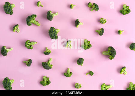 Brokkoli Muster auf rosa Top View isoliert Stockfoto