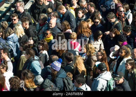 Die Besucher der Freiheitsstatue National Park Warten auf die Fähre nehmen, NYC, USA Stockfoto