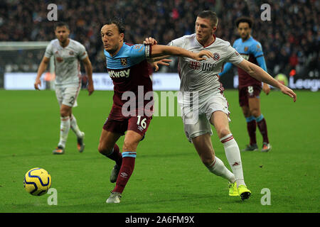 London, Großbritannien. 26 Okt, 2019. Mark Noble von West Ham United (L), die in Aktion mit John Lundstram von Sheffield United (R). Premier League match, West Ham United v Sheffield Utd an der London Stadium, Queen Elizabeth Olympic Park in London am Samstag, den 26. Oktober 2019. Dieses Bild dürfen nur für redaktionelle Zwecke verwendet werden. Nur die redaktionelle Nutzung, eine Lizenz für die gewerbliche Nutzung erforderlich. Keine Verwendung in Wetten, Spiele oder einer einzelnen Verein/Liga/player Publikationen. pic von Steffan Bowen/Andrew Orchard sport Fotografie/Alamy Live news Credit: Andrew Orchard sport Fotografie/Alamy leben Nachrichten Stockfoto