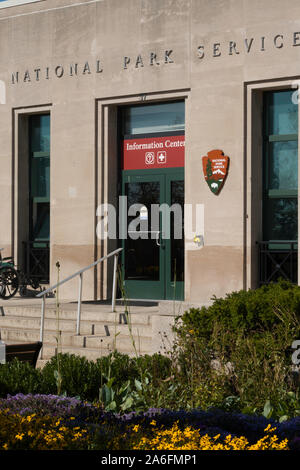 National Park Service Information Center ist auf Liberty Island im Hafen von New York, New York City, USA Stockfoto