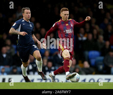 Ipswich Town Jon Nolan (links) und Southend United Simon Cox in Aktion während der Sky Bet League ein Spiel an Wurzeln Hall, Southend. Stockfoto