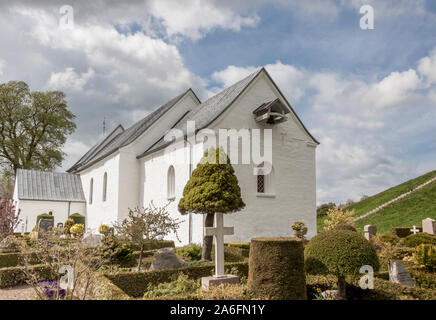 JELLING, Dänemark - 9. Mai 2017: Weiße Kirche auf dem Denkmal, das UNESCO-Weltkulturerbe Schirmherrschaft am 9. Mai 2017 in Jelling, Dänemark. Stockfoto