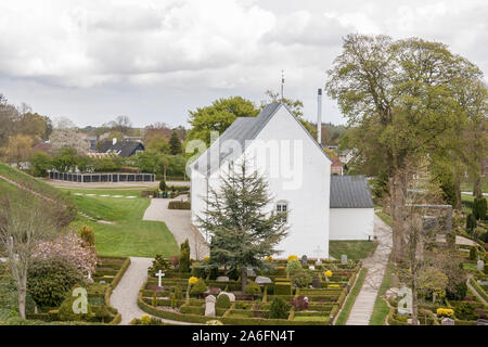 Weiße Kirche auf dem Denkmal Bereich UNESCO Welterbe in Jelling, Dänemark. Stockfoto