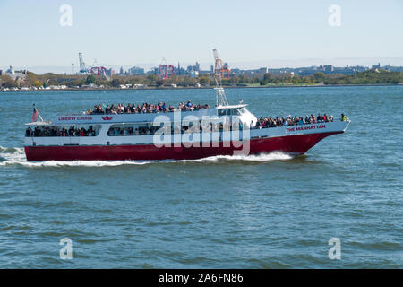 Liberty Kreuzfahrt Exkursion Boot im Hafen von New York ist mit Touristen Stockfoto