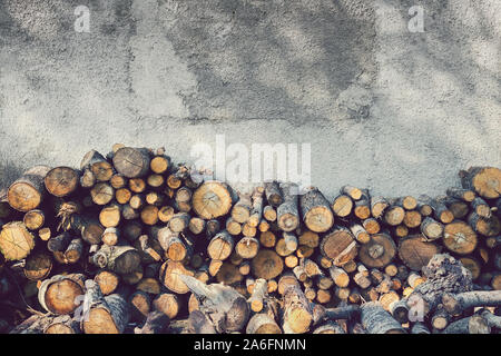 Von Brennholz gegen die Wand Stapeln. Vorderansicht des Stücke Holz (Kopie Platz auf der Startseite verfügbar) Stockfoto