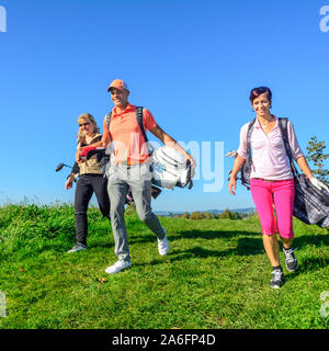 Golf an einem sonnigen Tag im bayerischen Allgäu in der Nähe von Kempten Stockfoto