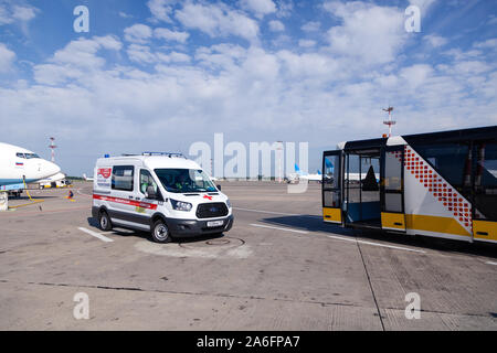 Russland Moskau 2019-06-17 Ford Krankenwagen Auto auf dem Hintergrund der Landebahn, großen Bus für den Transport und die Übertragung der Ankunft Stockfoto