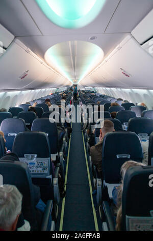 Russland Moskau 2019-06-17 Inneren großer Passagiere Flugzeug mit Passagieren Menschen auf Sitze und Stewardessen in Uniform zu Fuß den Gang, warten auf Stockfoto
