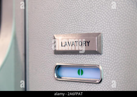 Frei grünes Schild, leerstehende Symbol auf einem Flugzeug WC-Tür. Angehoben, gebürstetem Metall toilette Schild, versenkte Kunststoff frei unterzeichnen. Toilette, wc, wat Stockfoto