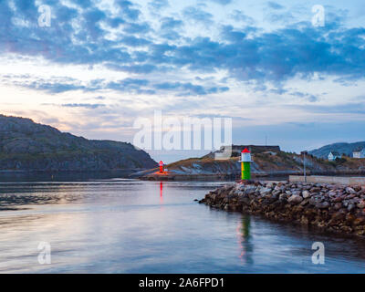 Moloen, Bodo, Norwegen - 18 August, 2019: Blick auf die Landschaft von einem Leuchtturm bei Bodo an der Küste nahe dem Eingang zum Bodo (Bodø) Hafen, Sonnenuntergang. Nordl Stockfoto