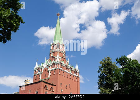 Russland Moskau 2019-06-17 Das rote Quadrat. Kreml. Spasskaja Turm. Russische Föderation. Reisen nach Russland. Zentrum Russlands. Kreml gegen Blau Stockfoto