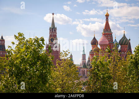 Russland Moskau 2019-06-17 Sommer Blick auf die Spasskaja Turm mit Uhr Glockenspiel und St. Basil's christliche Kathedrale von zaryadye Park. Konzept Touris Stockfoto