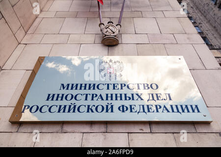 Russland Moskau 2019-06-17 Gold glänzenden Aushängeschild des Ministeriums für Auswärtige Angelegenheiten, Russische Fahne, Flagge von Mitte Russland und Beschriftungsschild auf Russisch Stockfoto