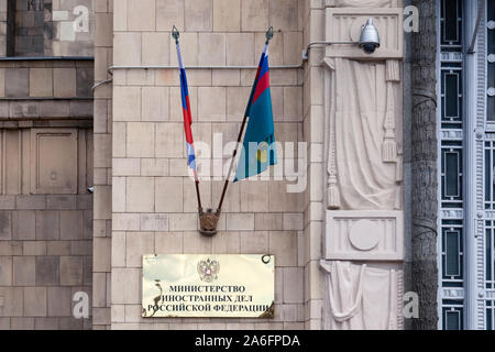 Russland Moskau 2019-06-17 Gold glänzenden Aushängeschild des Ministeriums für Auswärtige Angelegenheiten, Russische Fahne, Flagge von Mitte Russland und Beschriftungsschild auf Russisch Stockfoto