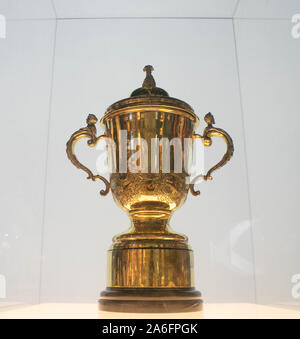 Twickenham London, Großbritannien. 26. Oktober 2019 .Eine Nachbildung der Webb Ellis Trophäe im Twickenham Stadionmuseum am Tag, an dem England das WM-Finale 2019 erreichte, indem es die neuseeländischen All Blacks in Yokohama besiegte. amer ghazzal /Alamy live News Stockfoto