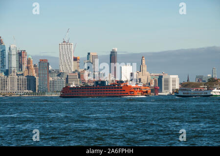 Die Staten Island Fähre in den Hafen von New York mit der Skyline im Hintergrund in Brooklyn, New York City, USA Stockfoto