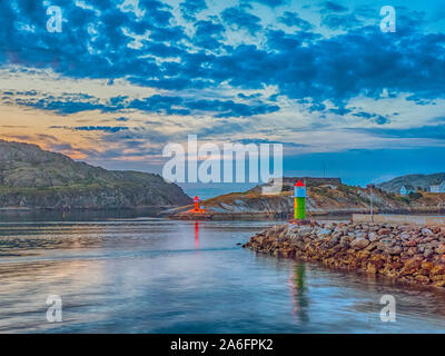 Moloen, Bodo, Norwegen - 18 August, 2019: Blick auf die Landschaft von einem Leuchtturm bei Bodo an der Küste nahe dem Eingang zum Bodo (Bodø) Hafen, Sonnenuntergang. Nordl Stockfoto