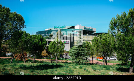 Madrid, Spanien - 26.Oktober 2019: Fassade des El Corte Ingles stop in Sanchinarro Stockfoto