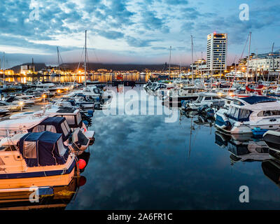 Moloen, Bodo, Norwegen - 18 August, 2019: Blick auf die Marina und die Segelboote, die während der Nacht. Yacht Hafen im Hafen von Bodo entfernt. Nordland. Euro Stockfoto