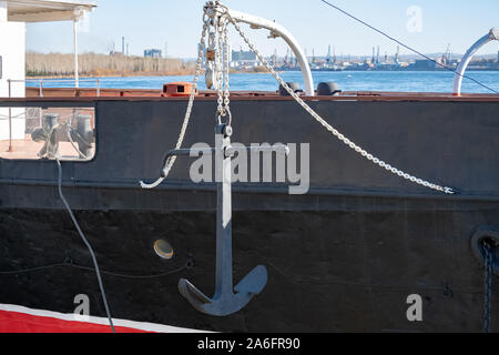 Flusshafen, Kai auf der Pier ist das Schiff Stockfoto