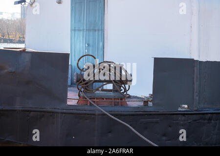 Flusshafen, Kai auf der Pier ist das Schiff Stockfoto