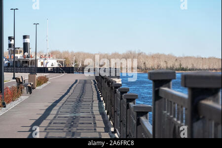 Flusshafen, Kai auf der Pier ist das Schiff Stockfoto