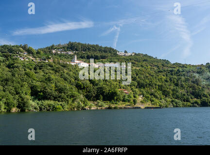 Weiß getünchtes alte Alpendurada Kloster an den Ufern des Flusses Douro in Portugal Stockfoto