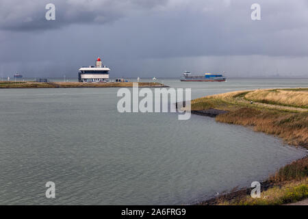 Eingang Dutch canal Terneuzen und Cargo Schiff Schelde Stockfoto