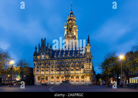 Beleuchtete Rathaus in der mittelalterlichen Stadt Middelburg, Niederlande Stockfoto