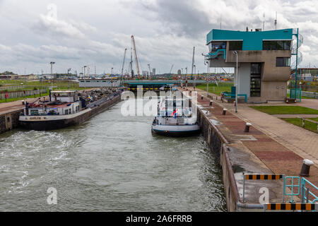 Lock in Niederländischen canal Gent Terneuzen mit vorbeifahrenden Frachtschiffe Stockfoto