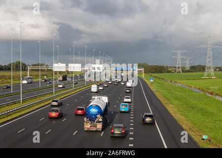 Niederländische Autobahn A1 in der Nähe von Amsterdam mit 14 fahren Bahnen Stockfoto