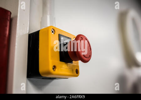 Ein Not-Aus-Schalter, Gesundheit und Sicherheit verdrahtet Stockfoto
