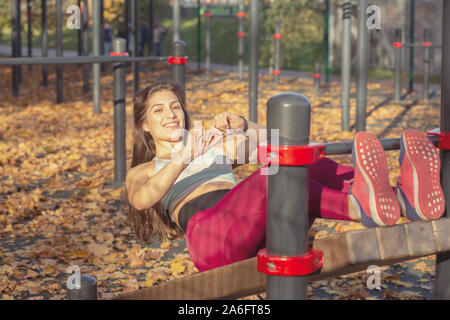 Junge sport Frau Gymnastik im Herbst Sportplatz Stockfoto