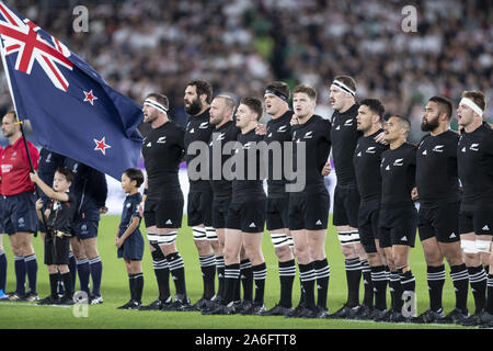 Kanagawa, Japan. 26 Okt, 2019. Spieler singen die Nationalhymne von Neuseeland vor der Rugby-WM 2019 Halbfinale 1 zwischen England und Neuseeland an International Stadium Yokohama, in der Nähe von Tokio. England Niederlagen Neuseeland 19-7. Credit: Rodrigo Reyes Marin/ZUMA Draht/Alamy leben Nachrichten Stockfoto