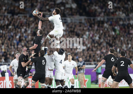 Kanagawa, Japan. 26 Okt, 2019. England's Courtney Lawes fängt den Line out während der Rugby-weltmeisterschaft 2019 Halbfinale 1 zwischen England und Neuseeland an International Stadium Yokohama, in der Nähe von Tokio. England Niederlagen Neuseeland 19-7. Credit: Rodrigo Reyes Marin/ZUMA Draht/Alamy leben Nachrichten Stockfoto