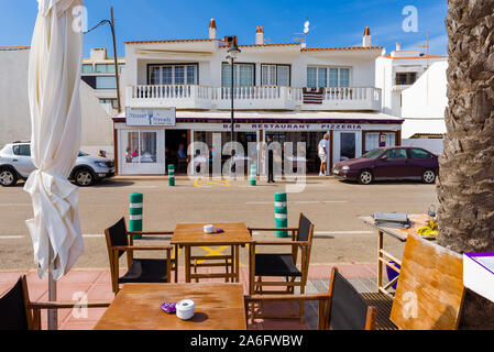 Menorca, Spanien - Oktober 12, 2019: Küsten Restaurant im schönen Dorf Fornells, Menorca Stockfoto