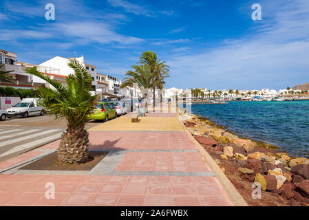 Menorca, Spanien - 12. Oktober 2019: Die Strandpromenade und Hafen in Fornells, Menorca, Spanien Stockfoto