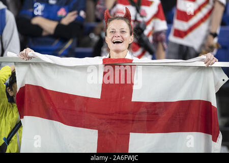 Kanagawa, Japan. 26 Okt, 2019. Ein Fan von England Team feiert nach dem Rugby World Cup 2019 Halbfinale 1 zwischen England und Neuseeland an International Stadium Yokohama, in der Nähe von Tokio. England Niederlagen Neuseeland 19-7. Credit: Rodrigo Reyes Marin/ZUMA Draht/Alamy leben Nachrichten Stockfoto