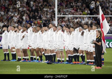 Kanagawa, Japan. 26 Okt, 2019. Spieler singen die Nationalhymne von England, bevor der Rugby-WM 2019 Halbfinale 1 zwischen England und Neuseeland an International Stadium Yokohama, in der Nähe von Tokio. England Niederlagen Neuseeland 19-7. Credit: Rodrigo Reyes Marin/ZUMA Draht/Alamy leben Nachrichten Stockfoto