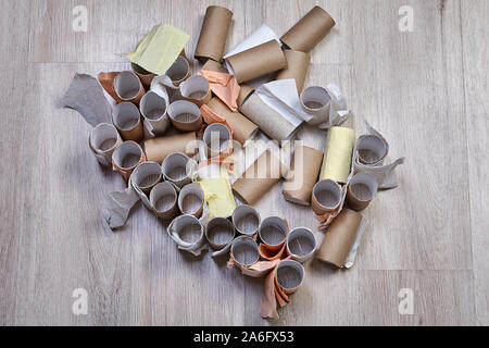 Leere Hülsen aus Pappe wc Papier, das abgelaufen ist. Hausmüll ist recyclebar und wiederverwendbar. Recyclingmaterial, oder Altpapier liegt auf der f Stockfoto