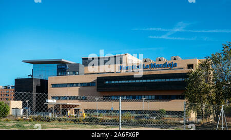 Madrid, Spanien - 26.Oktober 2019: Fassade des Krankenhaus Sanitas La Moraleja in Sanchinarro, Madrid, Spanien Stockfoto